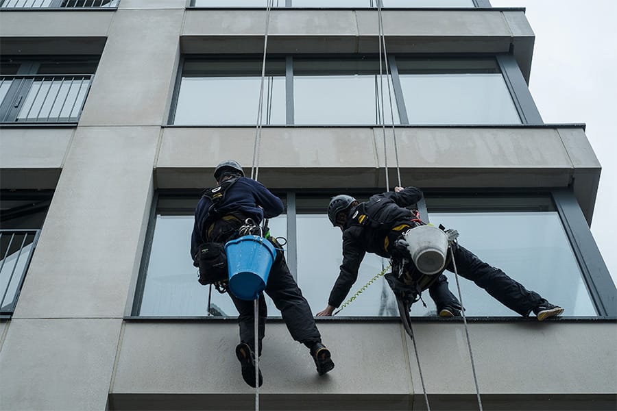 Limpeza de Vidraças com Alpinismo Industrial